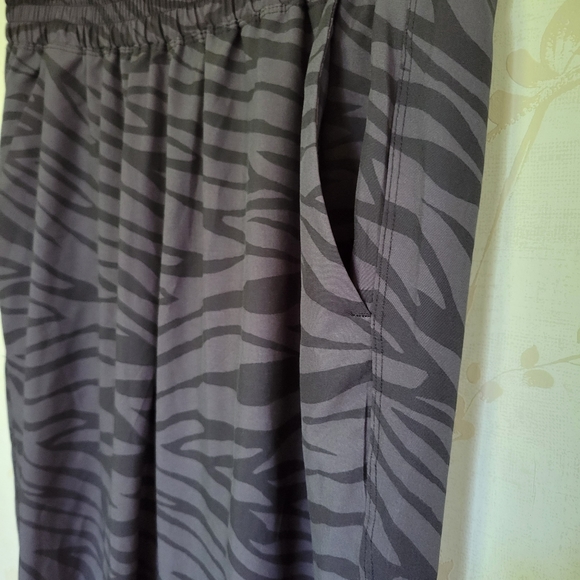 Old Navy Women’s High-Waisted StretchTech Tapered Pants Black Zebra Print - Picture 2 of 6